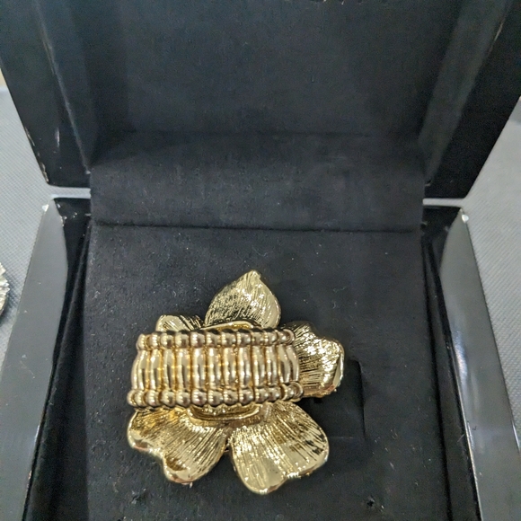 Flower Ring - Picture 2 of 2